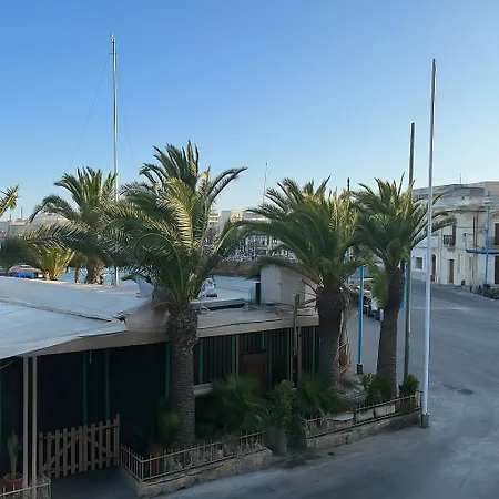 Seafront Harbour View דירה *